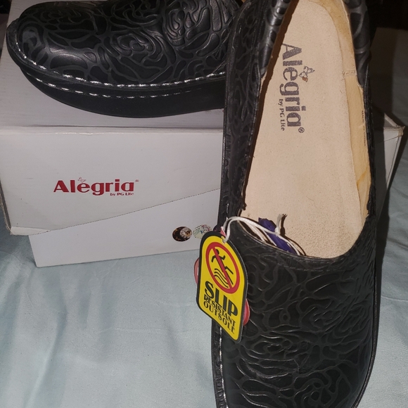 Shoes - Picture 4 of 6